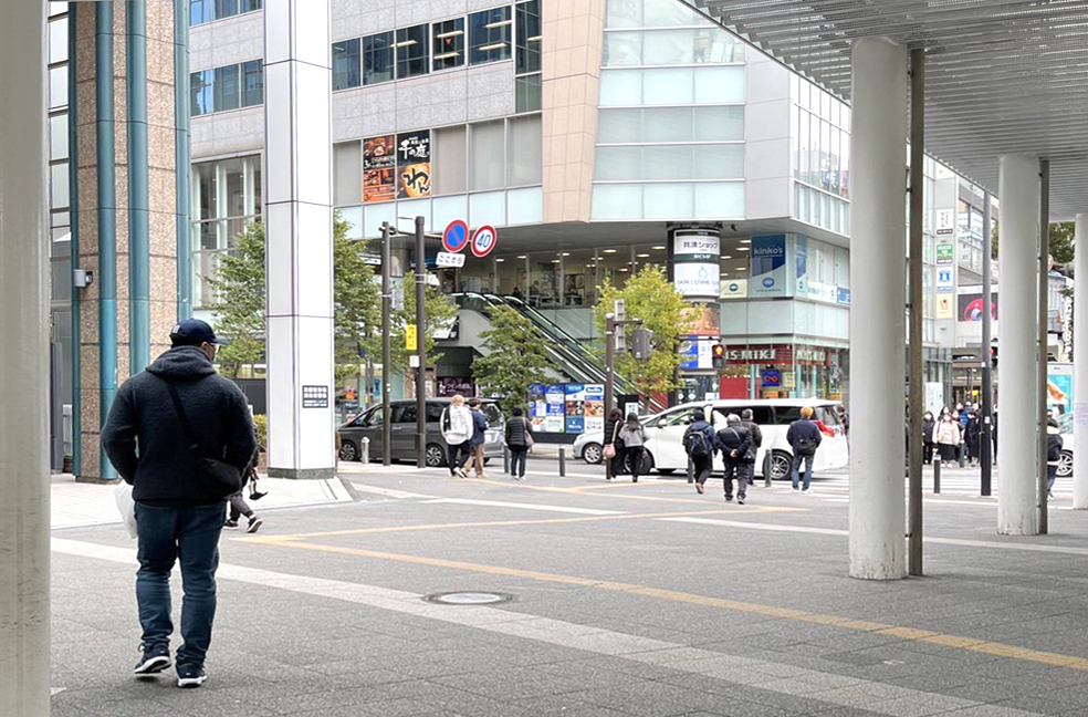 横断歩道を渡り「パシフィックマークス川崎ビル」を左手にして、「川崎駅前東交差点」に向かってお進みください。