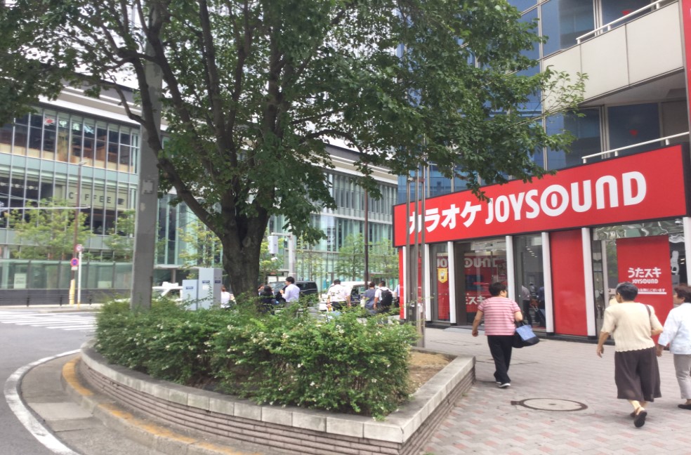 名駅通りに面する道は道なりに右折していただき、「JOYSOUND名駅二丁目店」の前を通過してください。