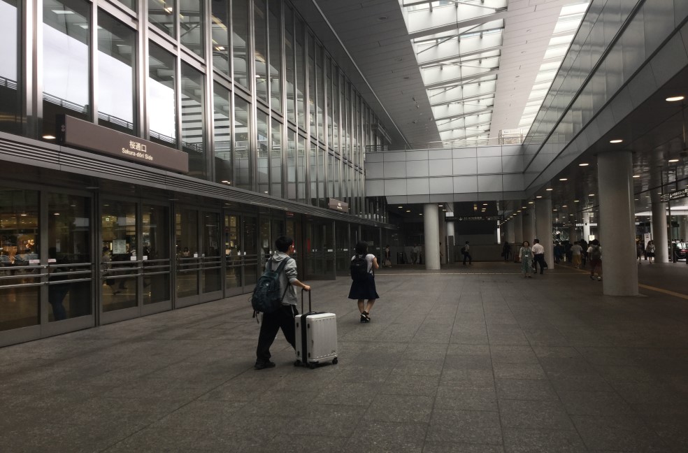 JR名古屋駅の桜通口前を通過していただき、直進してください。