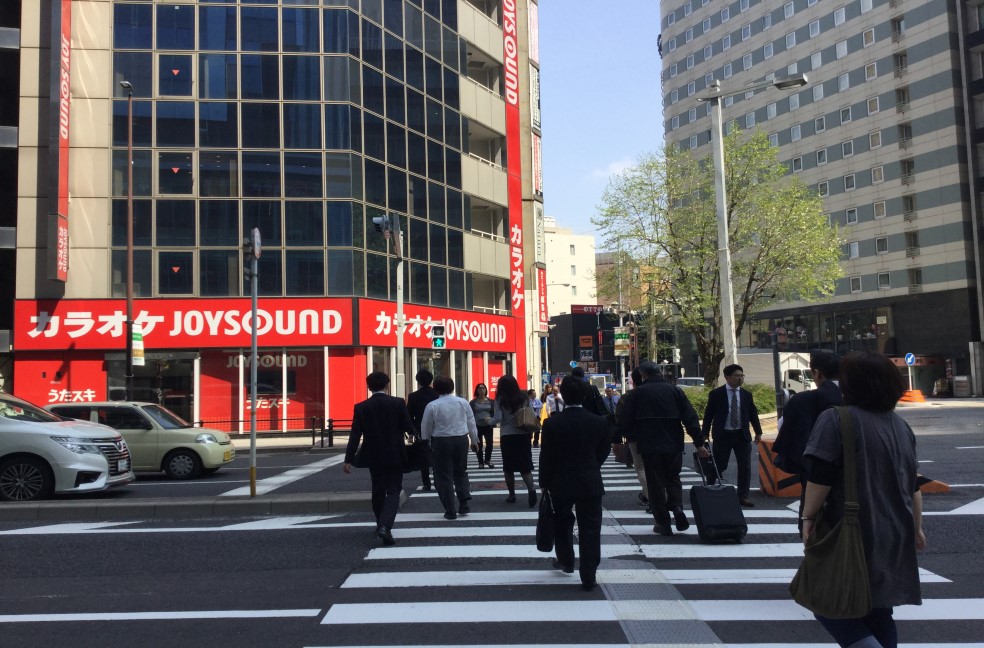 「名古屋中央郵便局」の交差点がございます。向かいの「JOYSOUND名駅二丁目店」側へ横断し、左にお進みください。