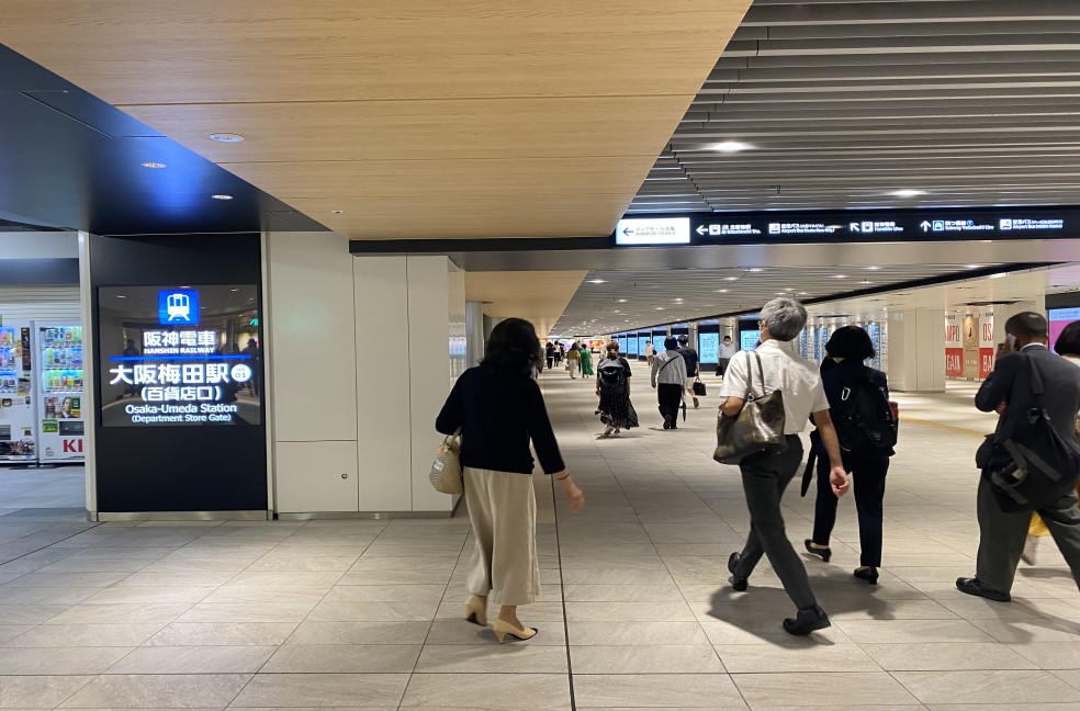 途中、阪神電車大阪梅田駅の百貨店口を左手に、そのまま真っ直ぐお進みください。