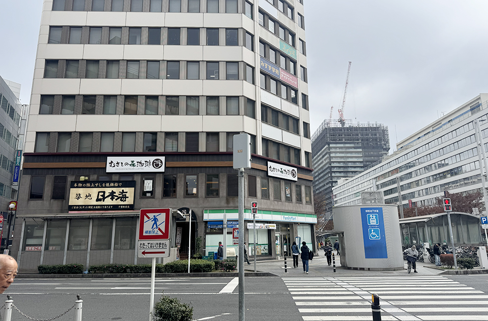 道なりに進むと、歩行者用信号機の先にファミリーマートがあるビルが見えます。そのビルがリゼクリニックが入っている建物になります。