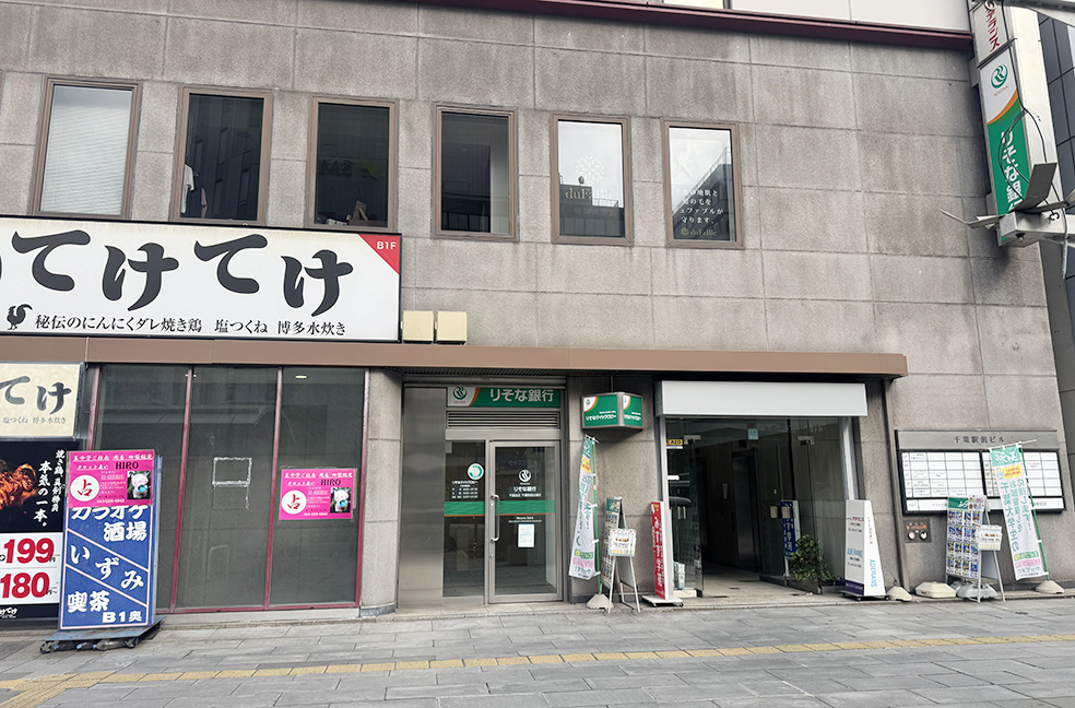 ファミリーマートを正面に見て右側に入口がございます。そちらから入りエレベーターで4階へお上がりください。