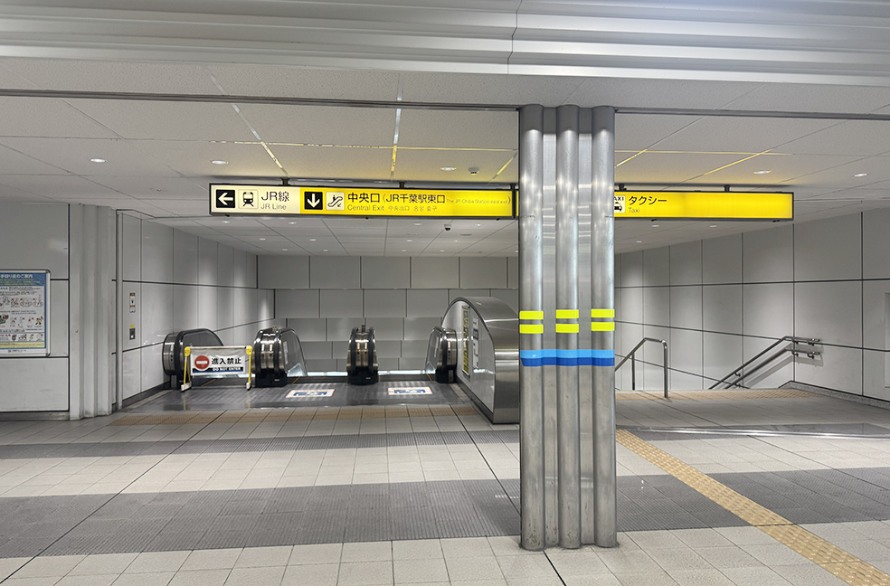 モノレールの改札を出て中央口からエスカレーターへお進みください。