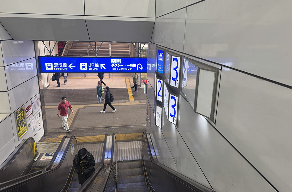 エスカレーターを下ってから右へお進みください。