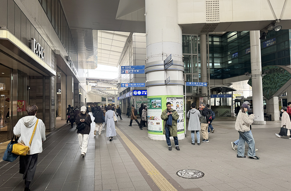 PERIE（ペリエ）を通過して、JR東口の前も通過してお進みください。