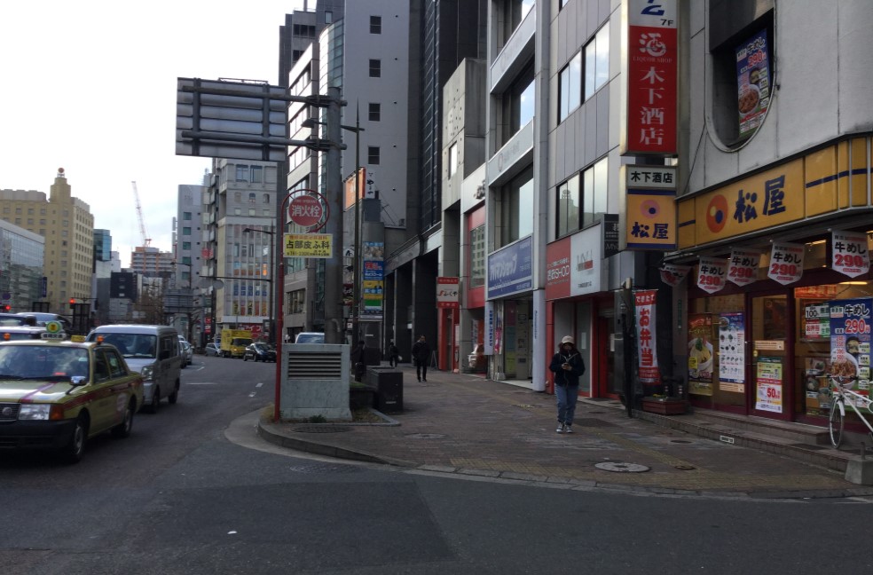 地上へ出て、昭和通りを「松屋天神店」方面に進みます。少し行くと「天神三丁目バス停」が見えてきます。