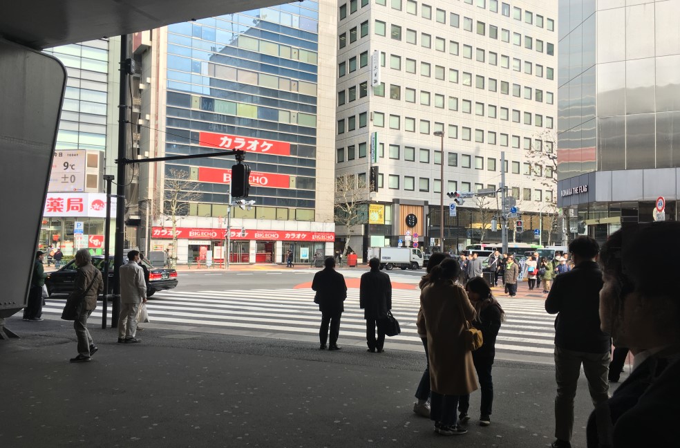 銀座口を出ていただき、向かい側の「カラオケビッグエコー新橋銀座口駅前店」に向かって横断してください。