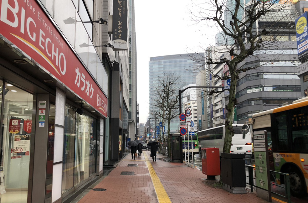 「カラオケビッグエコー新橋銀座口駅前店」を左に銀座駅方面に向かって外堀通りを直進してください。