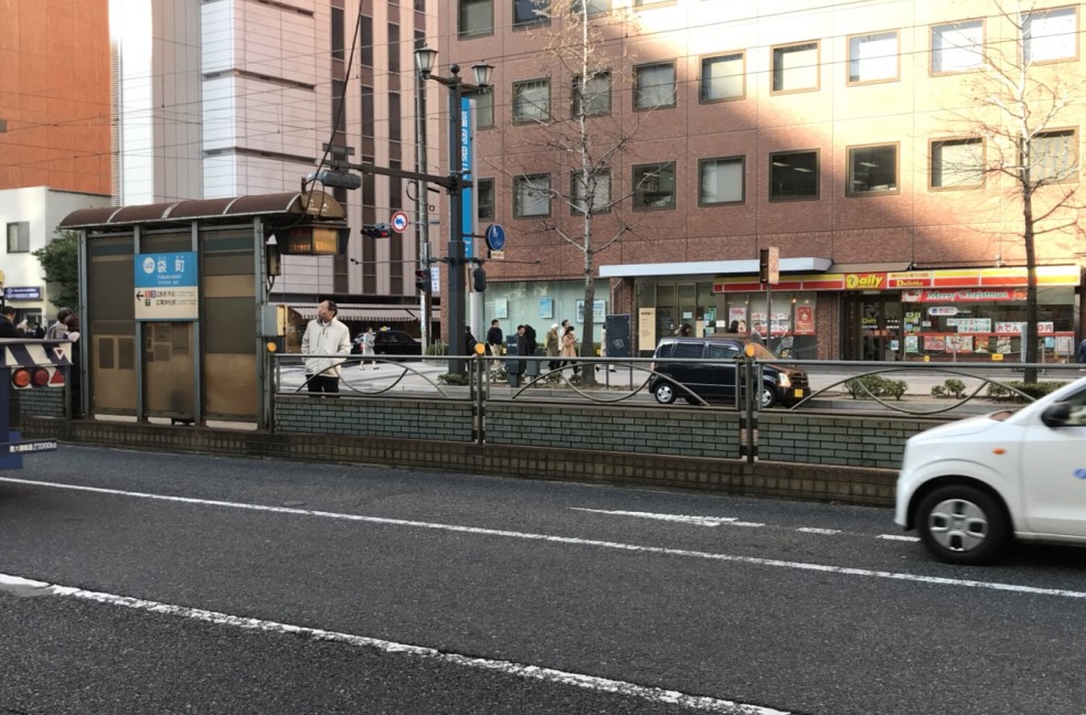 路面電車の袋町電停までお越しください。