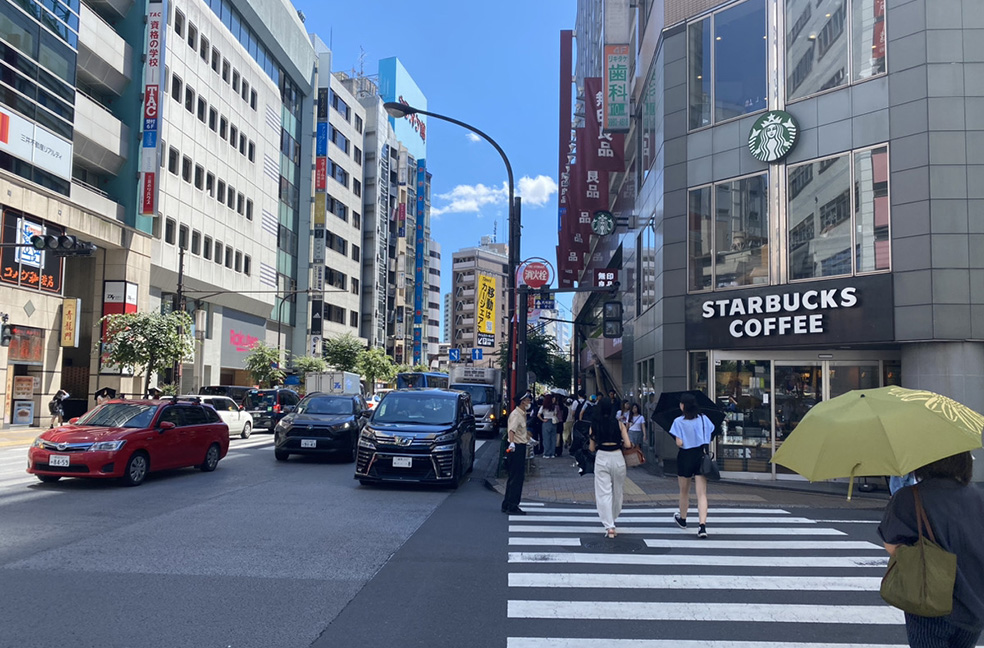 「スターバックスコーヒー池袋明治通り店」に向って信号を渡り、そのまま真っ直ぐお進みください。