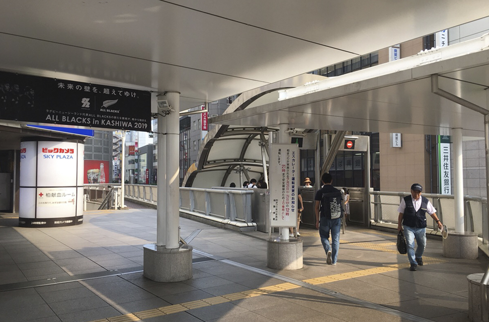 「ビックカメラ柏店」横のエスカレーターでおりてください。