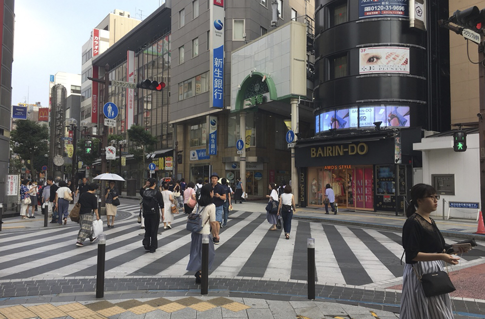 横断歩道を右斜めに渡り、「新生銀行柏フィナンシャルセンター」を右手に真っ直ぐお進みください。