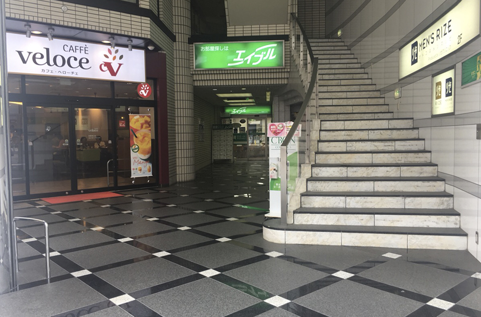 そのまま直進していただき、1Fに「カフェ・ベローチェ柏駅東口店」がある「第二藤川ビル」の2Fにリゼクリニック柏院がございます。