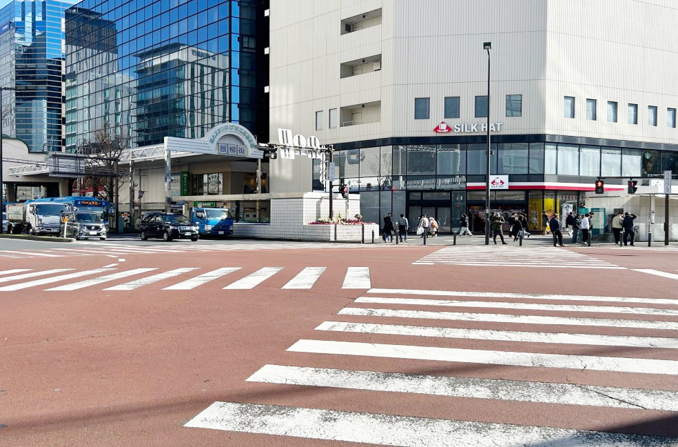 「マクドナルド川崎駅東口店」方面へ横断歩道を渡り、左手へお進みください。