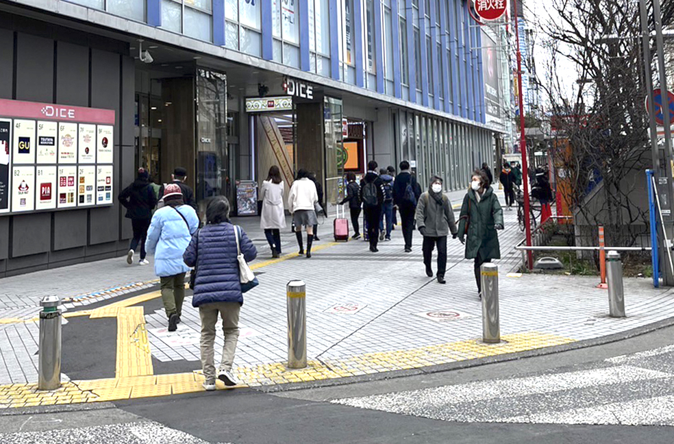 「川崎DICE」を左手にして、「川崎駅前東交差点」に向かってお進みください。