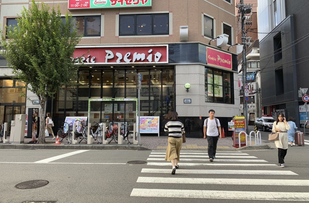 横断歩道渡ると、正面の2Fに「サイゼリヤJR三ノ宮駅東口店」の入っている「平和三宮駅前ビル」の6Fにリゼクリニック神戸三宮院がございます。