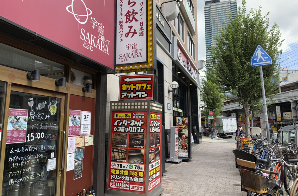 「アットワンJR三宮店」の看板奥にリゼクリニック神戸三宮院が入っている、「平和三宮駅前ビル」の入口がございます。