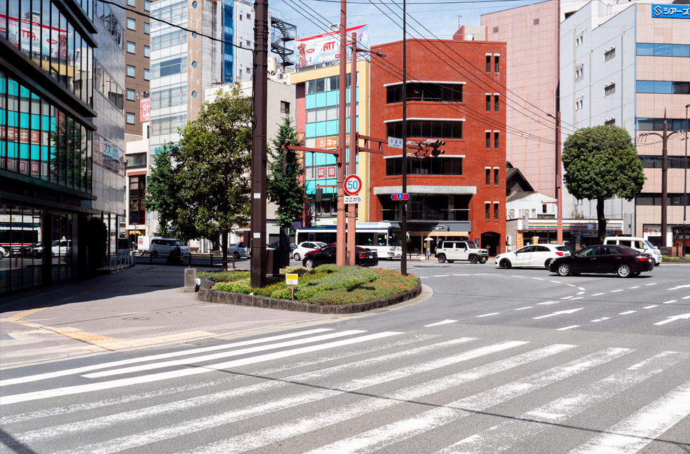 上通り側に向かって横断歩道をわたります。