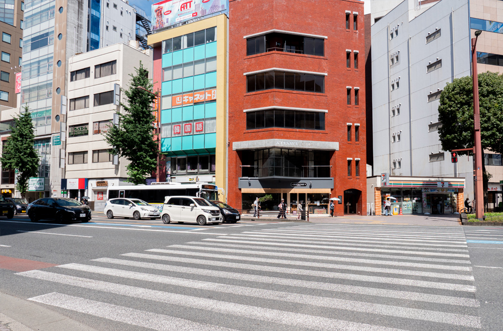 上記の横断歩道を渡ってすぐ右に曲がり、再び横断歩道を渡ります。