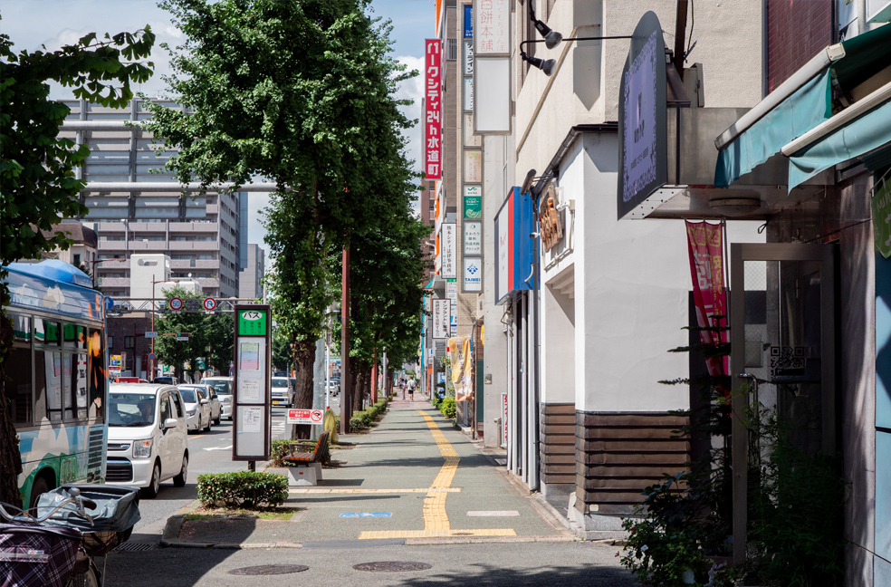 横断歩道を渡って左に曲がり、「パークシティ24h水道町」の看板を目指して、まっすぐ歩きます。