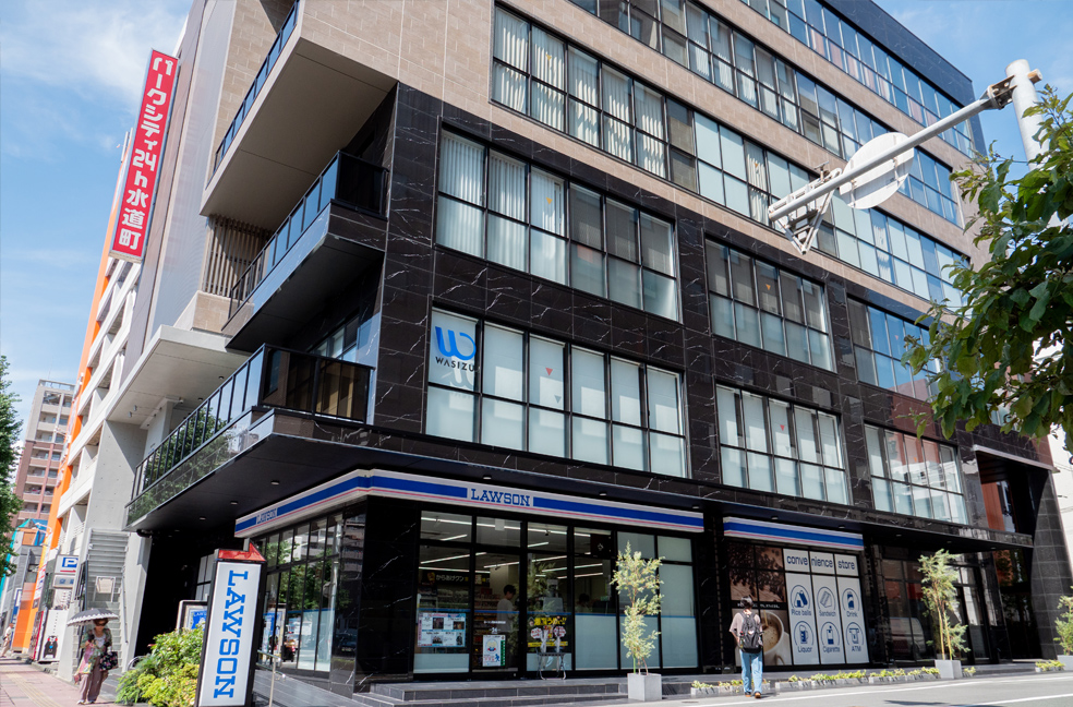 1階にローソンのあるビルの4階が当院になります。入口はローソンを正面に見て右側になります。入り口がやや分かりづらい箇所がございますので、看板を目印にお越しください。入ってすぐのエレベーターをご利用いただけます。