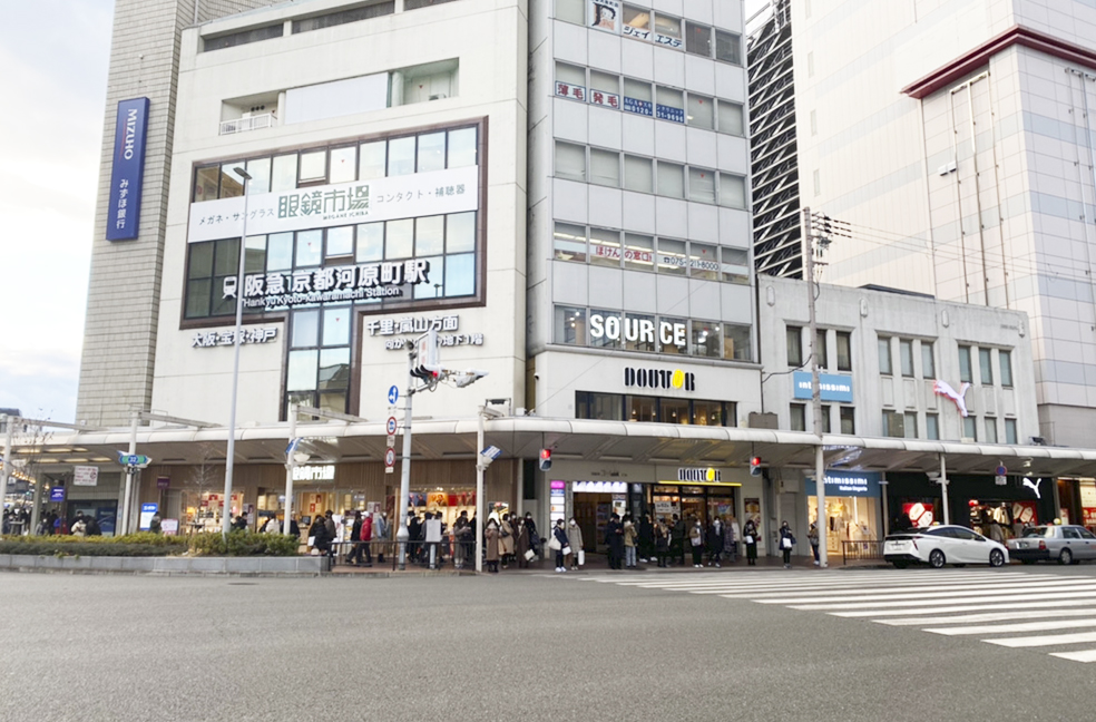 出口3を出ていただき、正面に見える「ドトールコーヒーショップ京都四条河原町店」に向って信号をお渡りください。