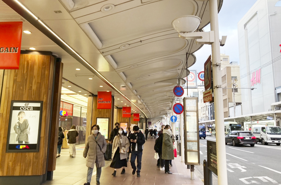 左手に「河原町オーパ」がございます。まっすぐお進みください。