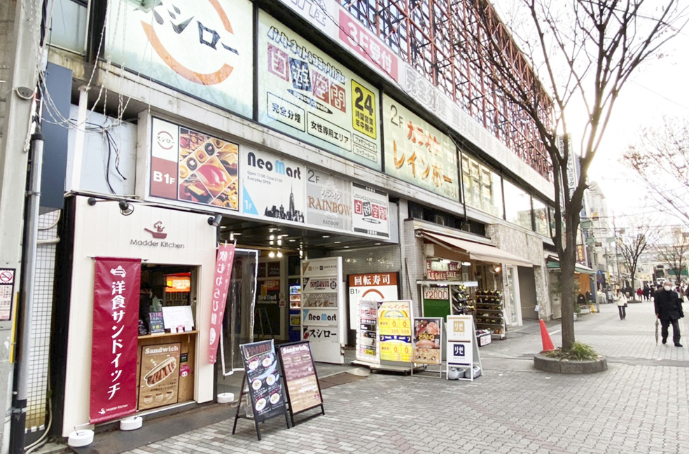 しばらくお進みいただき、左手にB1F「スシロー河原町蛸薬師通り店」が入っている「赤門ビル」の4Fにリゼクリニック京都河原町院がございます。