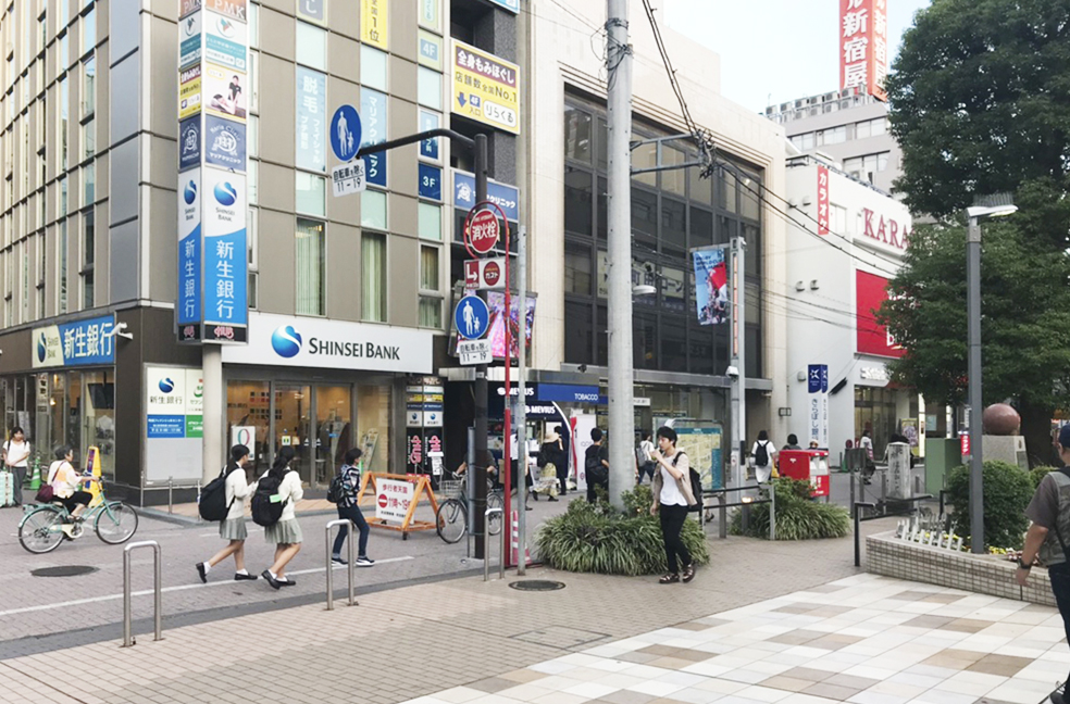 地上に上がると「警視庁町田警察署町田駅前交番」前に出ます。「新生銀行町田フィナンシャルセンター」を左手に直進してください。