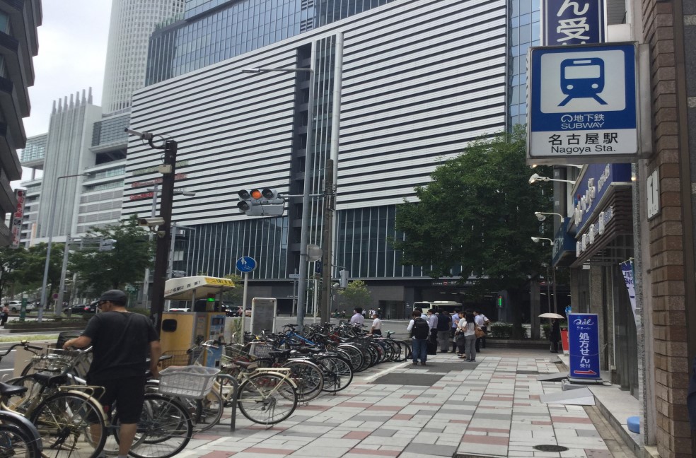 「クオール薬局名駅店」の前を通過していただき、名駅通りに出てください。