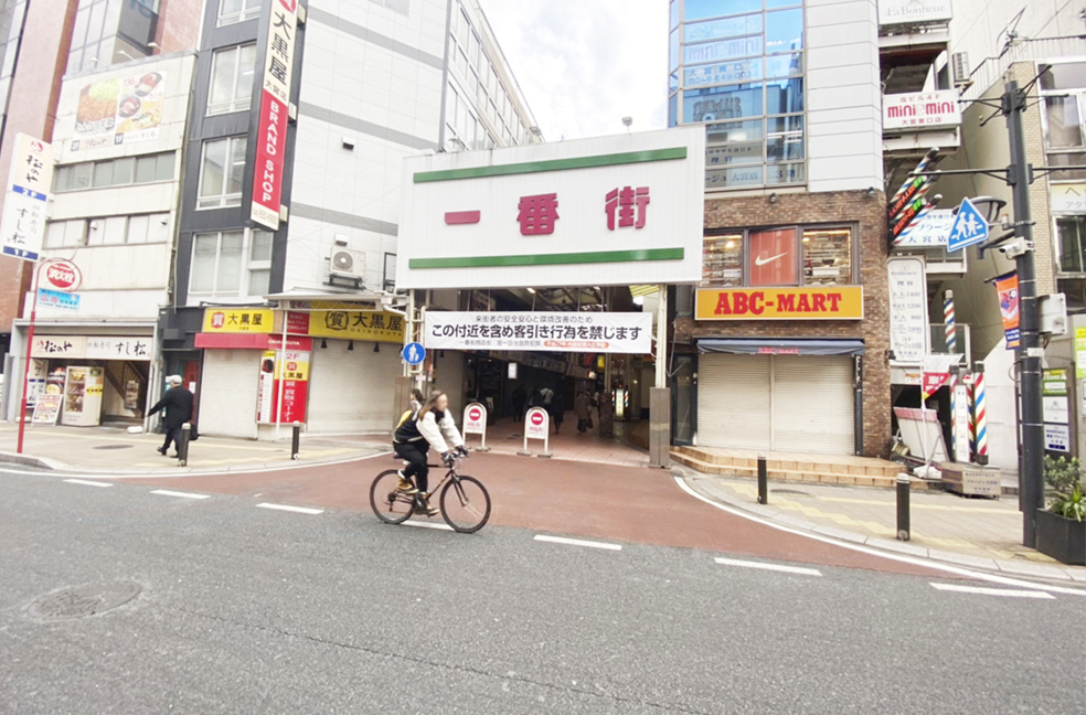 「みずほ銀行大宮支店」を右手にして、しばらくお進みいただくと「大宮一番街商店街」の入り口がございます。アーケードに入り、直進してください。