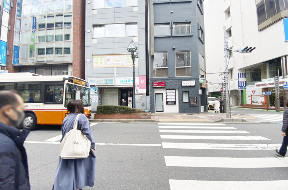 アーケードをぬけると、目の前に横断歩道があります。渡って、左へまっすぐお進みください。