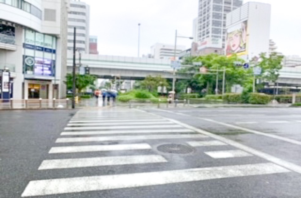 交差点を横断していただき、阪神高速道路の方向へ直進してください。