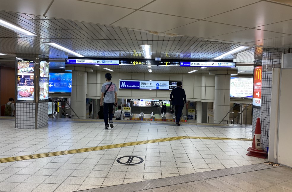 四つ橋線西梅田駅の階段をおりてください。