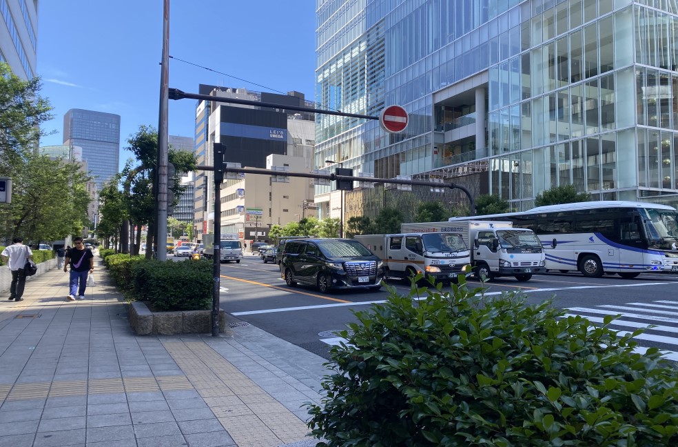 左手に「ヒルトン大阪」、右手に「ルイ・ヴィトン大阪ヒルトンプラザ店」が入った「ヒルトンプラザウエスト」がある大通りに出てください。