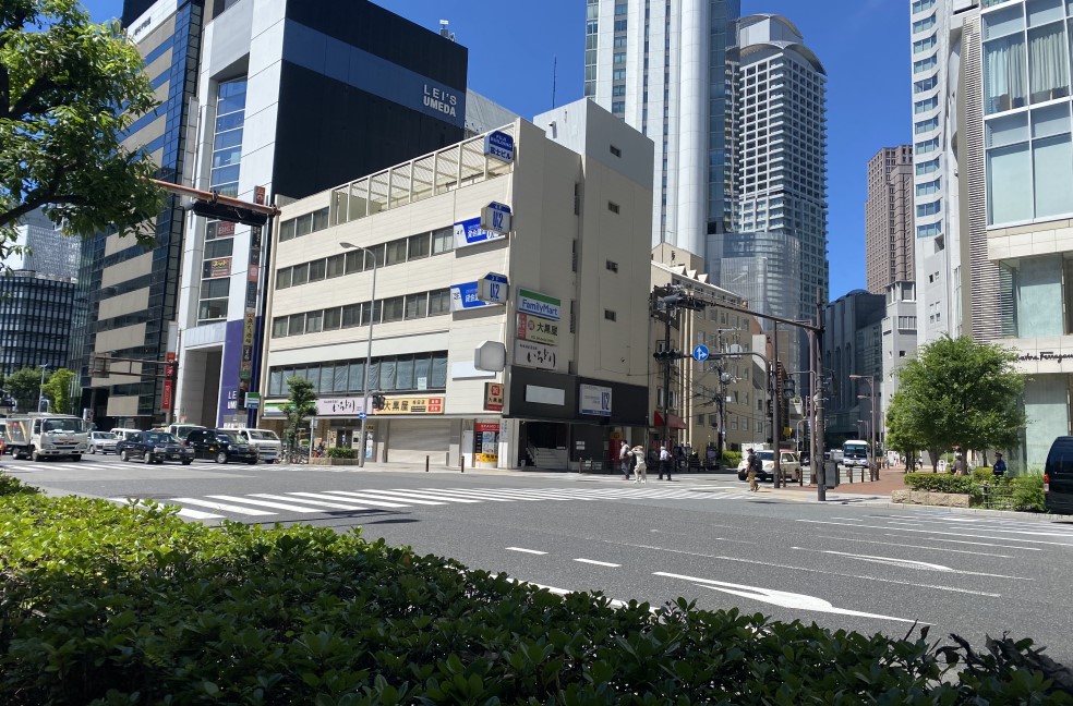 反対側の歩道に「ファミリーマート西梅田店」が斜め左に見えますので、「ヒルトンプラザウエスト」側へ横断歩道をお渡りください。