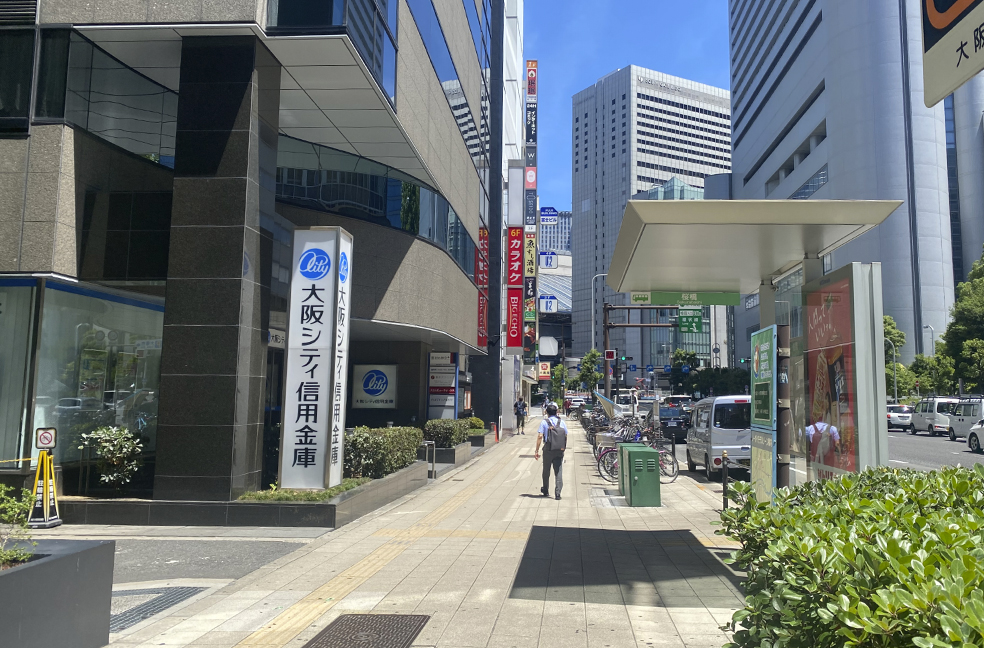 桜橋交差点を「大阪シティ信用金庫梅田支店」にお進みください。