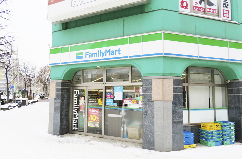 交差点の横断歩道を渡り、「ファミリーマート札幌南４条西５丁目店」前で右折してください。