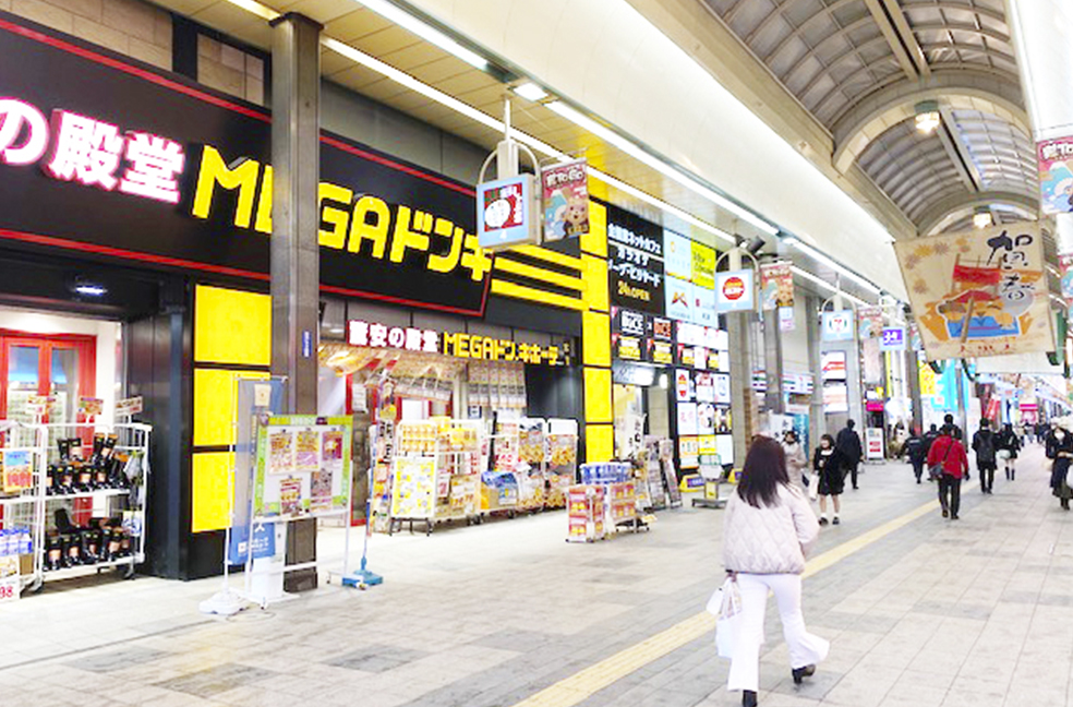左手に「MEGAドン・キホーテ札幌狸小路本店」があります。そのままアーケードを直進してください。