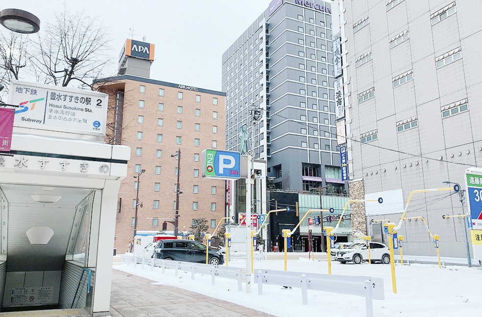 2番出口から出て、すぐに左手の道を直進します。「アパホテル札幌すすきの駅前」の方面へお進みください。