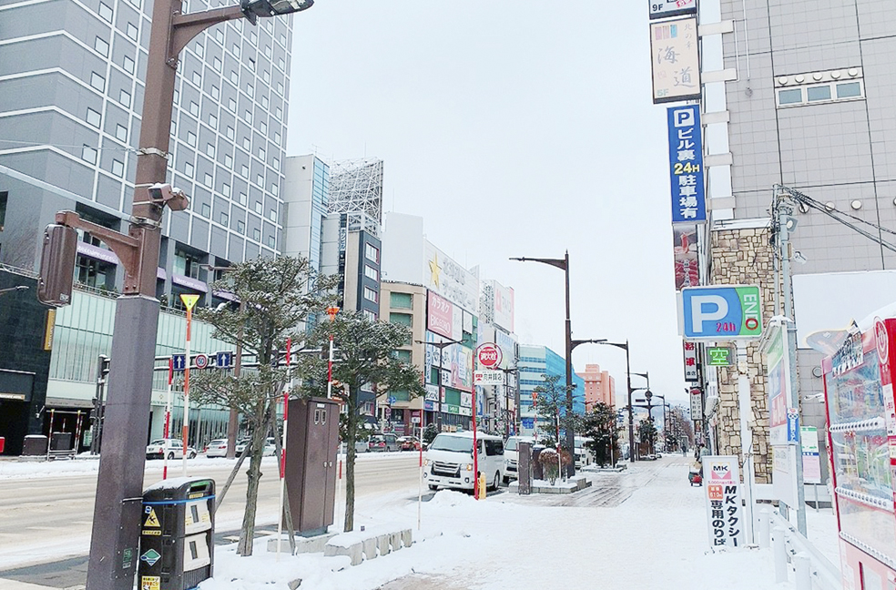 「アパホテル札幌すすきの駅前」のある交差点は渡らずに右折してください。