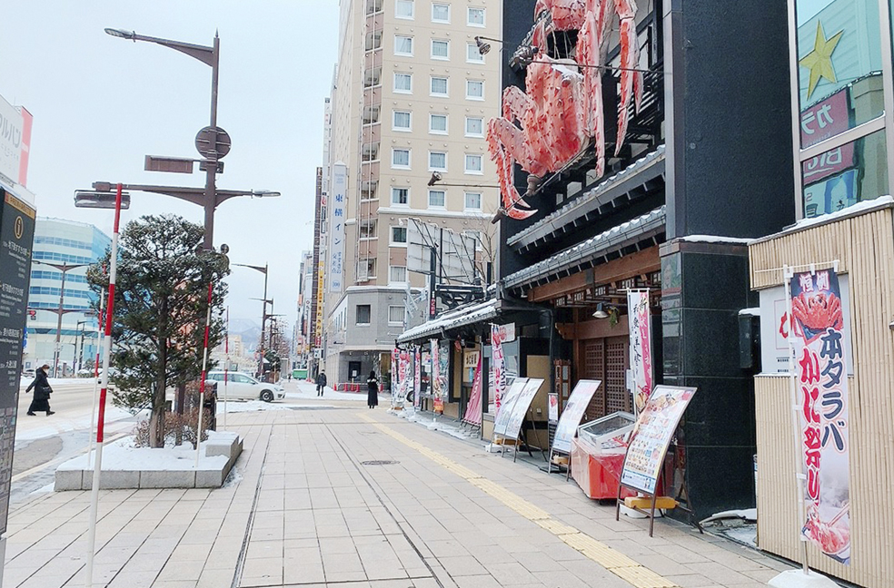 しばらく直進すると、右手に「かに将軍札幌本店」がみえてきます。そのまま直進してください。