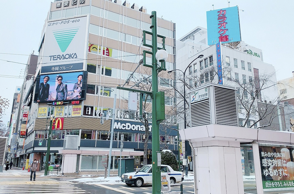 交差点を渡り、「マクドナルド札幌すすきの店」を右手にそのまま直進してください。