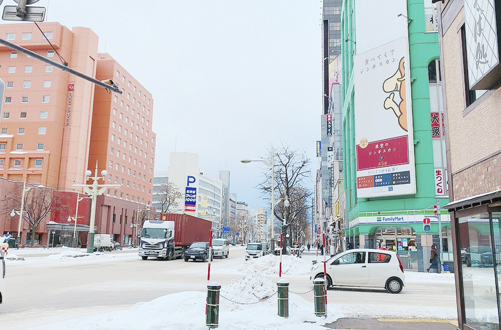 「ファミリーマート札幌南４条西５丁目店」が見える交差点を渡り、右折してください。