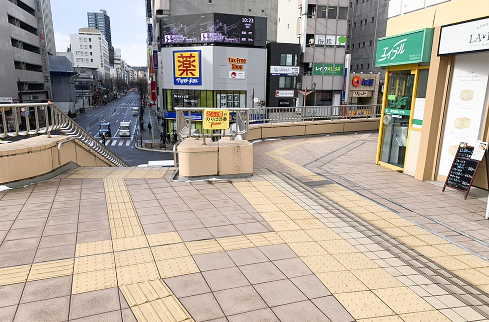 「エイブル仙台駅前西口店」の前に階段がございますので、おりてください。