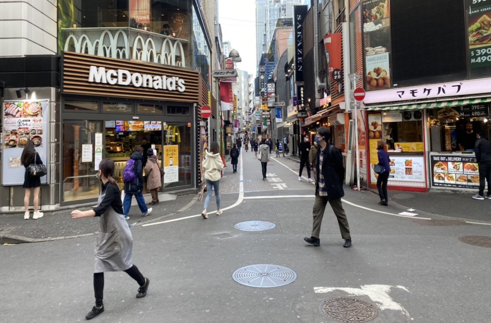 しばらくお進みいただき、正面に「マクドナルド渋谷センター街店」のある十字路を右へ曲がりお進みください。