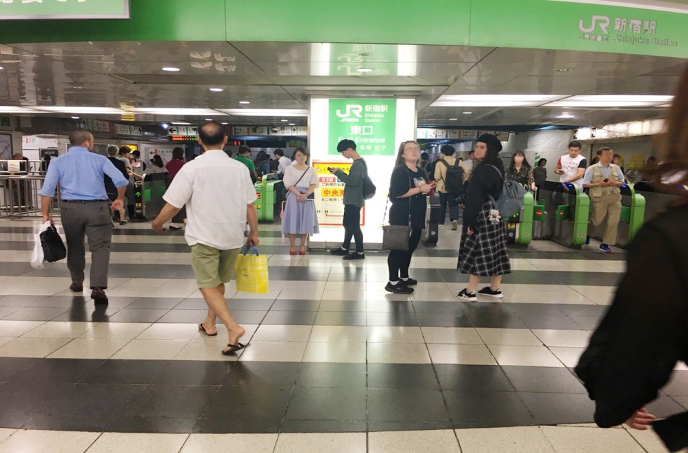 新宿駅東口改札出口へお進みください。