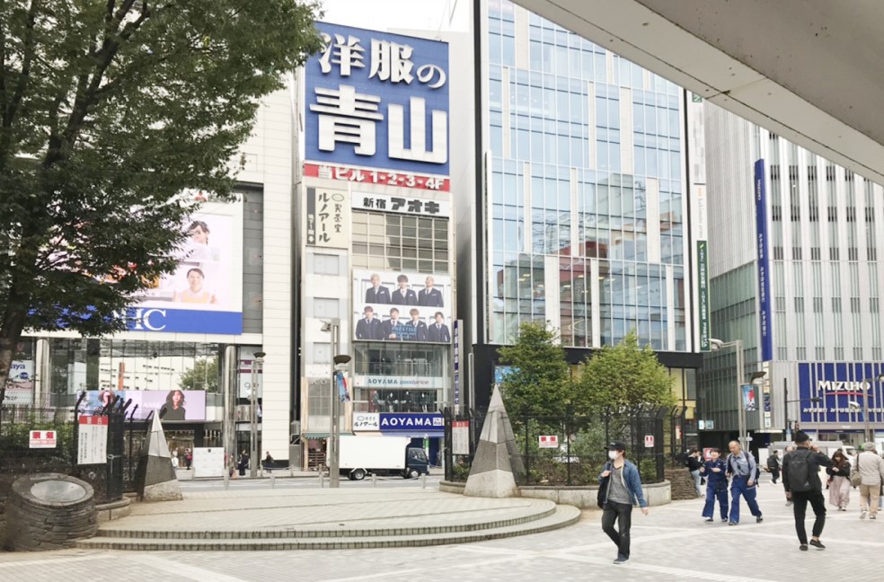 上り終わると「新宿東口駅前広場」に出ます。右側の交差点から「ABC‐MART新宿本店」に向かって進んでください。