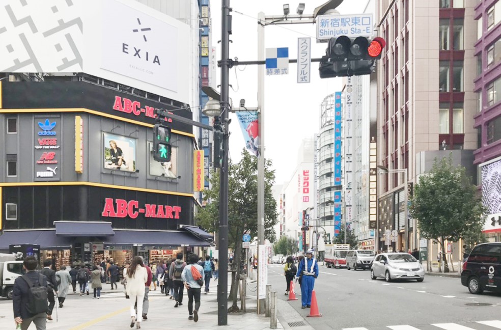 「ABC‐MART新宿本店」を左手側に見て「伊勢丹新宿店」方面に向かって直進します。